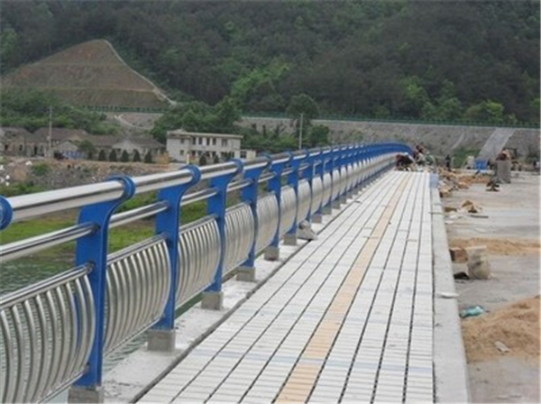 焦作不锈钢桥梁护栏的特性及其在现代建筑中的应用